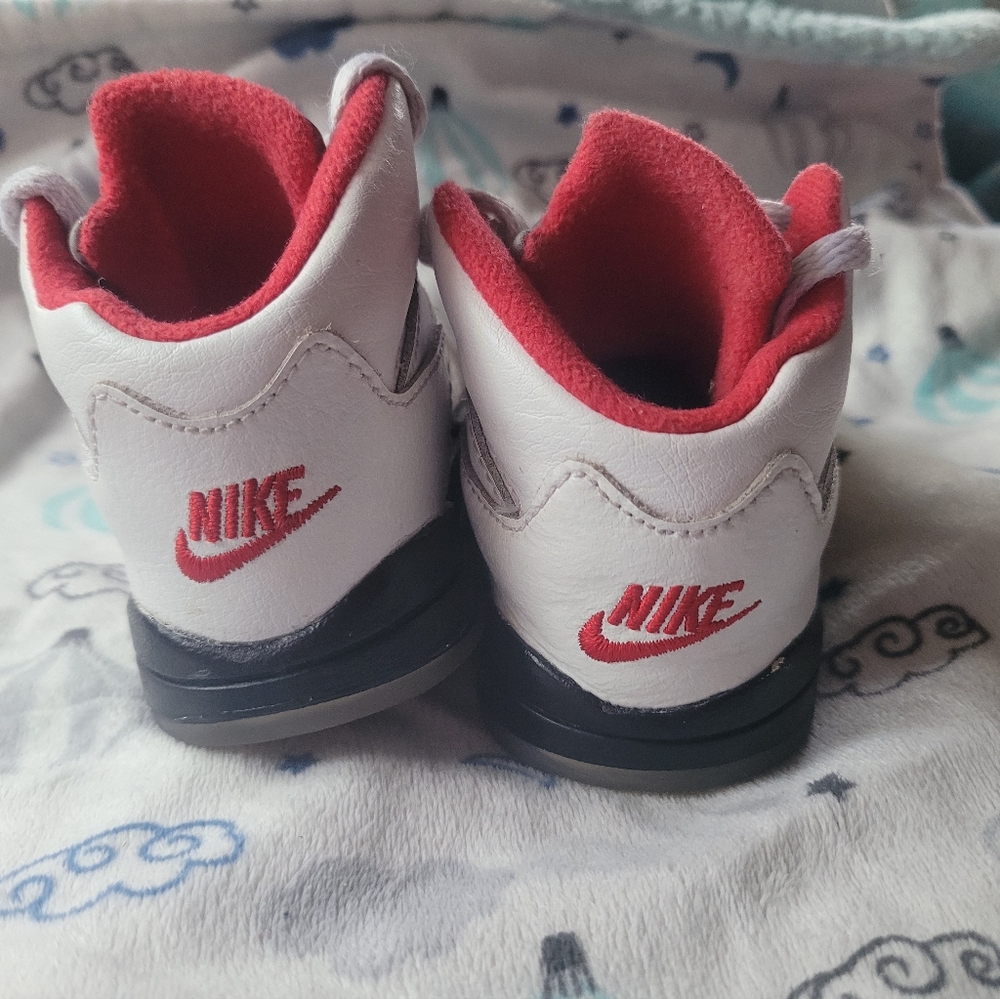 Jordan 5 size 4c white black and red - Picture 4 of 5